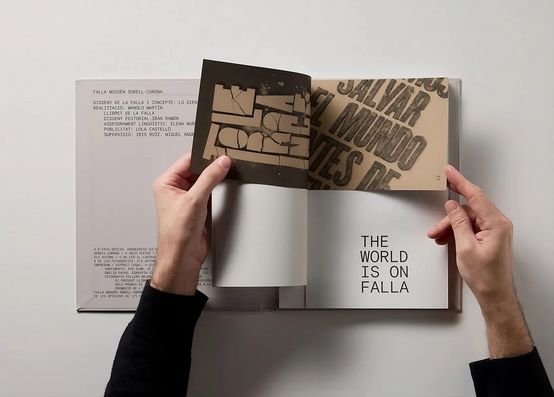 El llibret Falla Corona 2025 conquista el Oro en los premios ADC*E y hace historia para las Fallas 2 Detalle interior del llibret 2025 de la Falla Corona