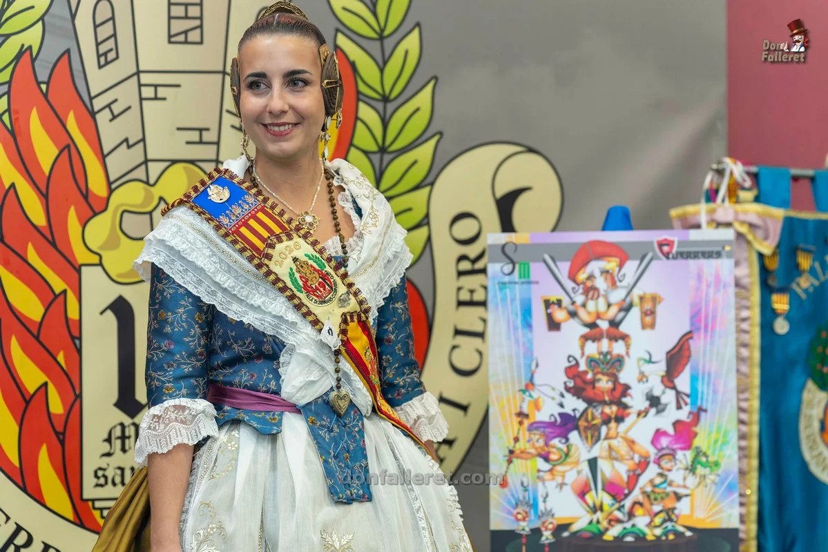 Musoles y Estrugo firman los proyectos de la Falla Clero 2026 5 La Fallera Mayor de la comisión junto al boceto de su Falla 2026