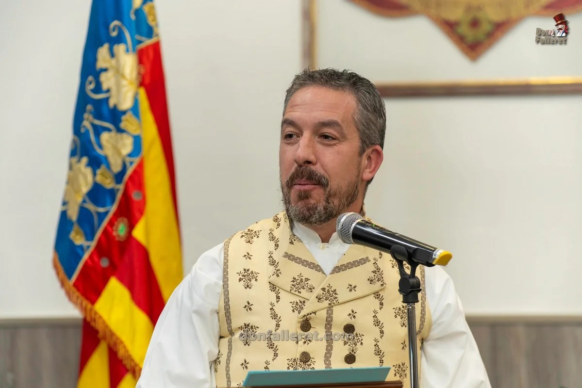 Musoles y Estrugo firman los proyectos de la Falla Clero 2026 7 Javier Sanz cerrando el acto de presentación de los bocetos de las Fallas 2026