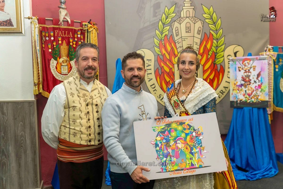 Musoles y Estrugo firman los proyectos de la Falla Clero 2026 8 Los representantes de la Falla Clero junto a Ausias Estrugo mostrando el boceto de la Falla Infantil 2026