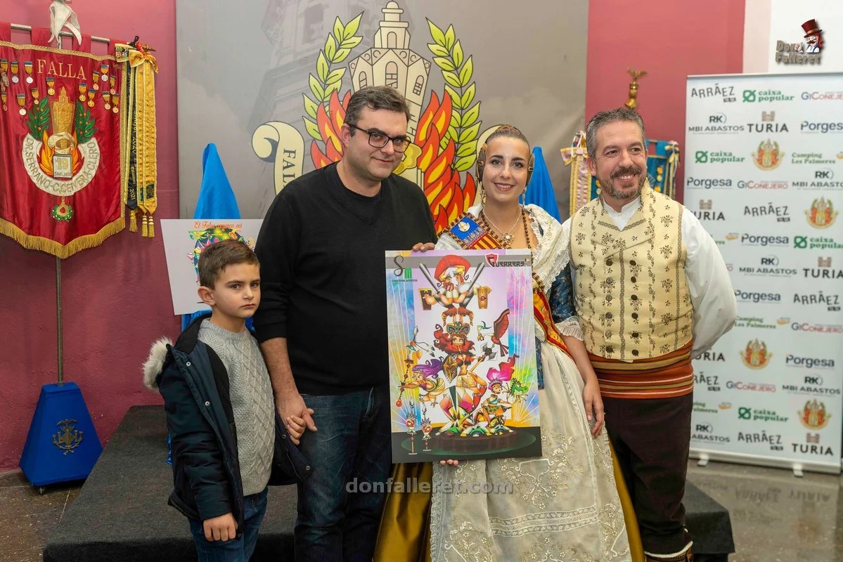 Musoles y Estrugo firman los proyectos de la Falla Clero 2026 9 Los representantes de la Falla Clero junto a Sergio Musoles y su hijo, mostrando el boceto de la Falla Grande 2026