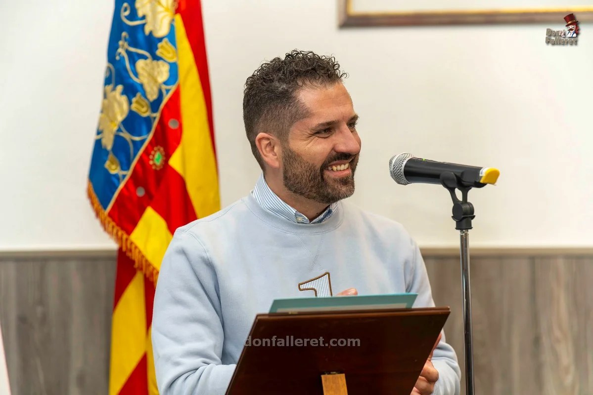 Musoles y Estrugo firman los proyectos de la Falla Clero 2026 3 El artista de la Falla Infantil contando de que trata.
