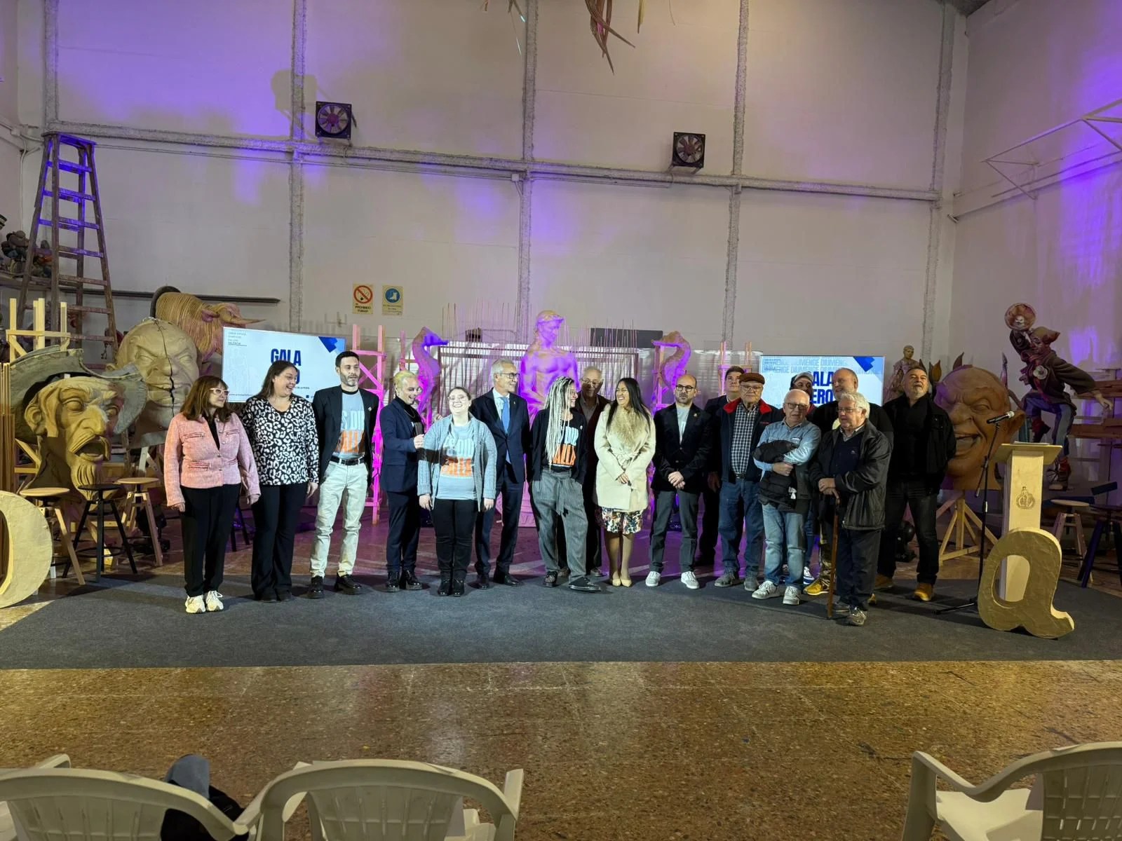 Nacen dos nuevos premios para los artistas falleros 2 Participantes del acto en la Ciudad Fallera