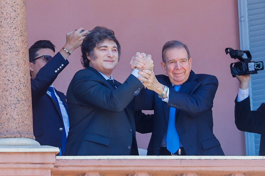 El presidente de Argentina, Javier Milei (i), posa con el líder opositor venezolano Edmundo González Urrutia este sábado, en la Casa Rosada en Buenos Aires (Argentina). EFE/ Juan Ignacio Roncoroni