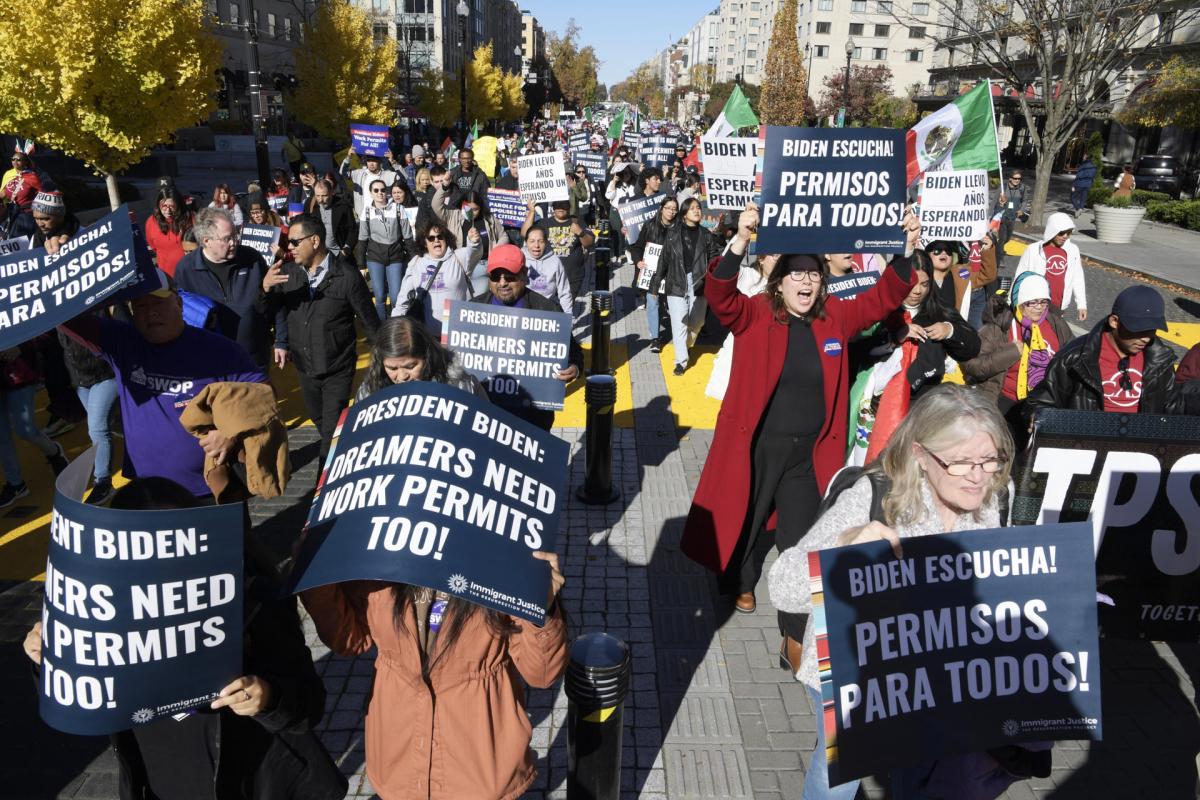 manifestantes exigiendo al Presidente Joe Biden estatus legal a través de programas migratorios para 11 millones de indocumentados en Estados Unidos como el Parole in Place