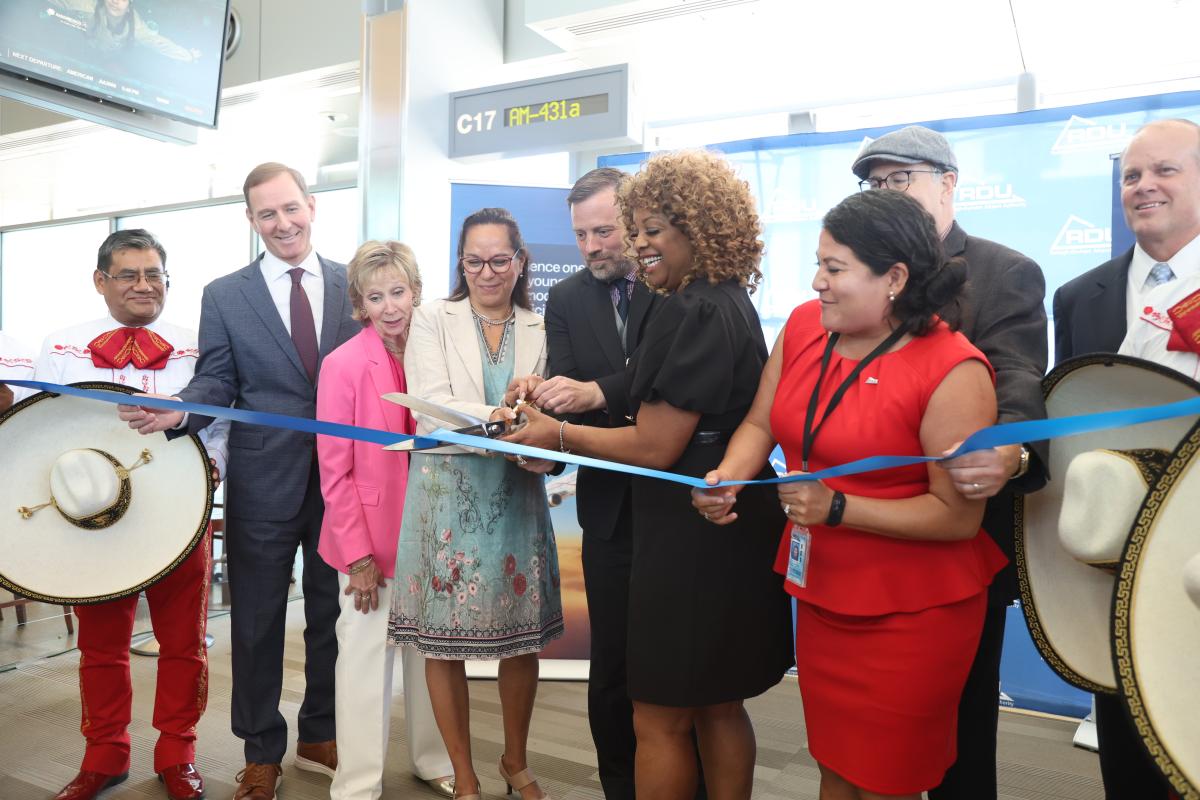 corte de listón inaugural del vuelo directo desde Raleigh a México