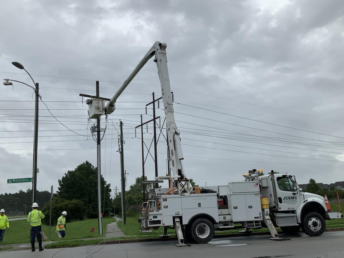 Paso de la tormenta Debby las áreas más afectadas incluyen las regiones atendidas por Duke Energy, con aproximadamente 12,478 clientes sin servicio, y Energy United, que reporta 1,604 cortes del servicio de electricidad, dejando sin luz a personas en Carolina del Norte