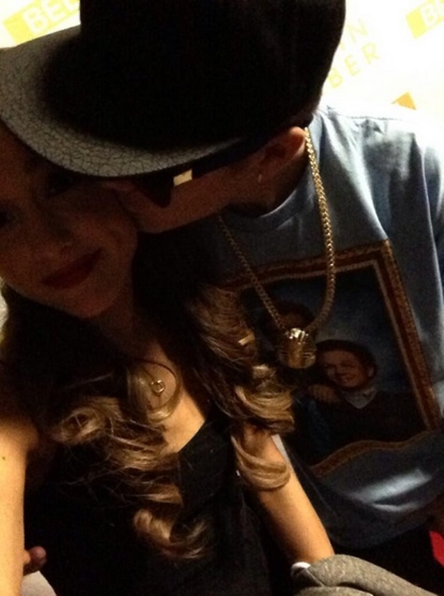 Ariana Grande, Selfie, Justin Bieber, Bieber Tour, Belieber, Nonna, Twitter, 