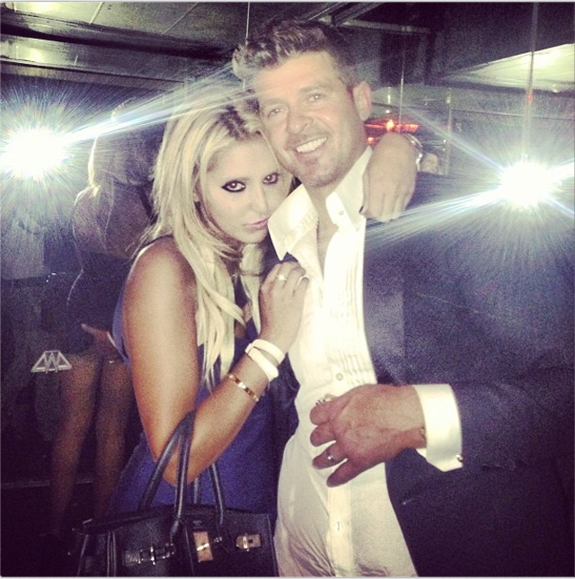 Robin Thicke Mirror, Robin Thicke Cheats Paula Patton, Paula Patton Angry, Sociality Lana Scolaro, Lana Scolaro Instagram, Robin Thicke Grabs Ass, Robin Thicke Lama Scolaro