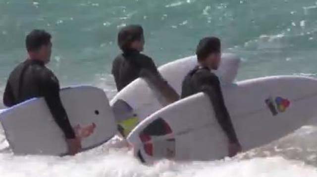 Louis Tomlinson Surfing Angry at Fan, Louis Tomlinson Surfing Video Australia, Liam Payne Surfing Video Louis Tomlinson, Liam Payne Surfing Video