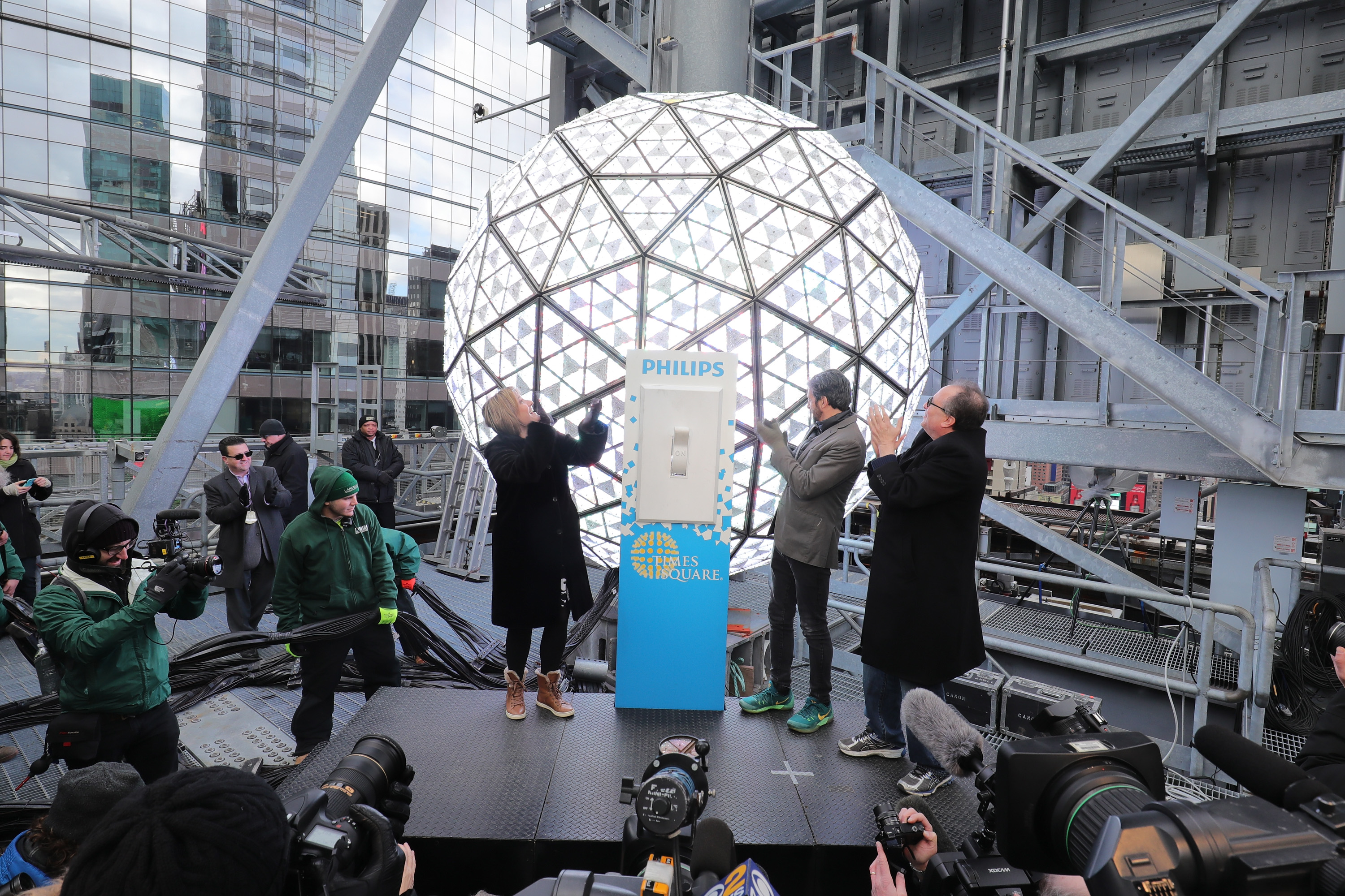 New Year's Eve, New Year's Eve 2016, New Year's Eve 2017, What Channel To Watch New Year's Eve 2016, What Time To Watch New Year's Eve 2017