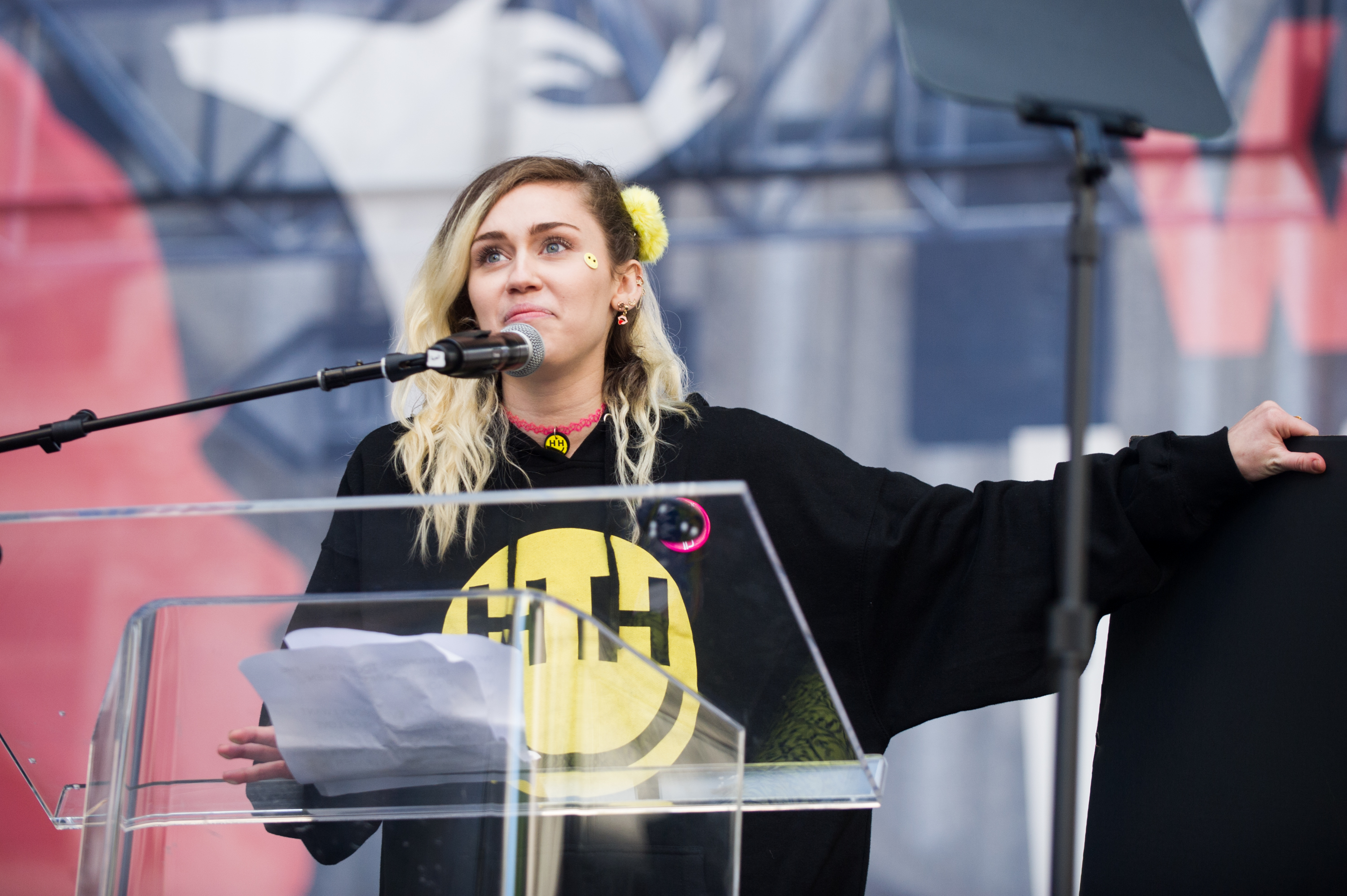 miley cyrus death hoaxes, miley cyrus dead, miley cyrus conspiracy, miley cyrus not dead
