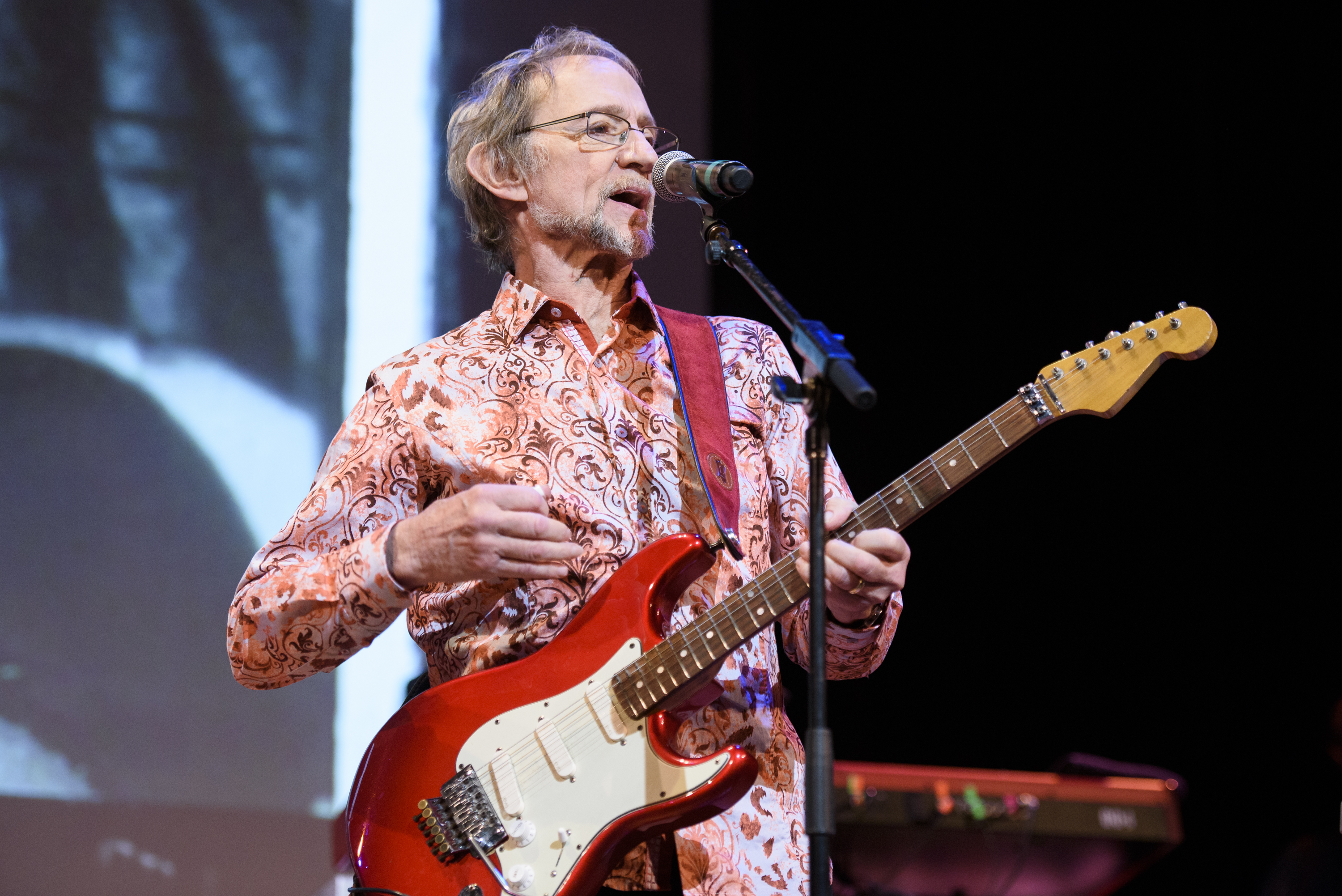 Peter Tork performing