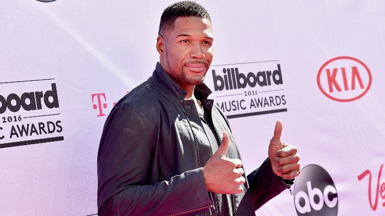 Michael Strahan giving two thumbs up on the red carpet.