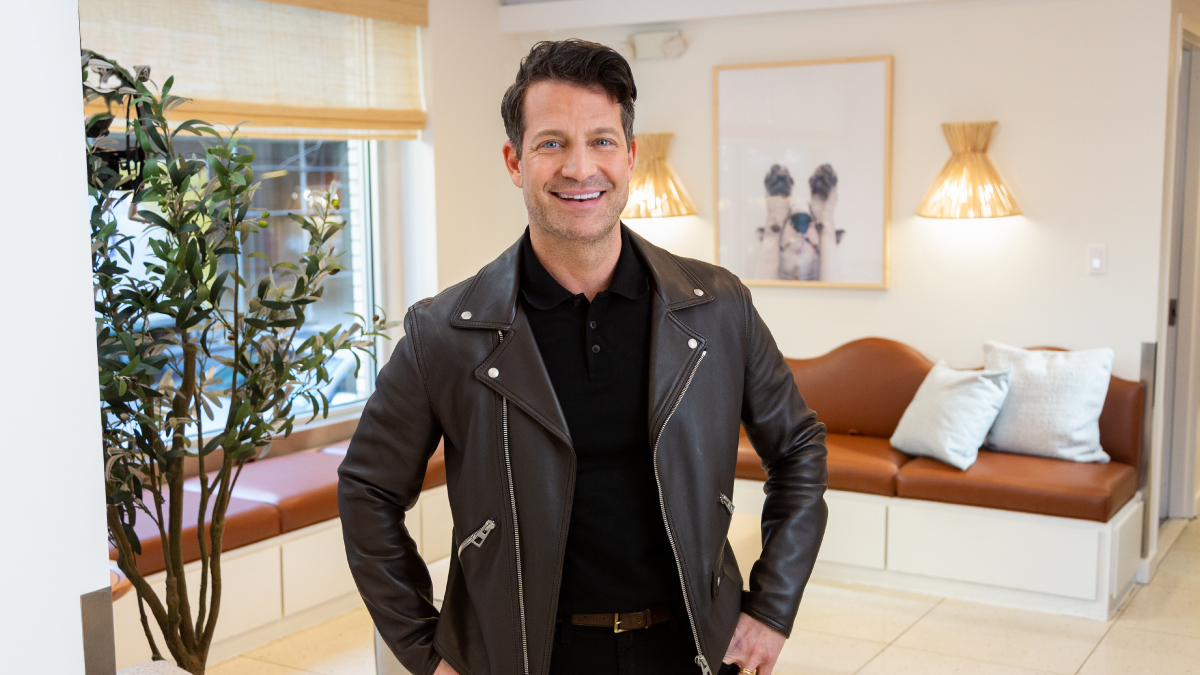 Nate Berkus at Lincoln Square Veterinary Hospital.