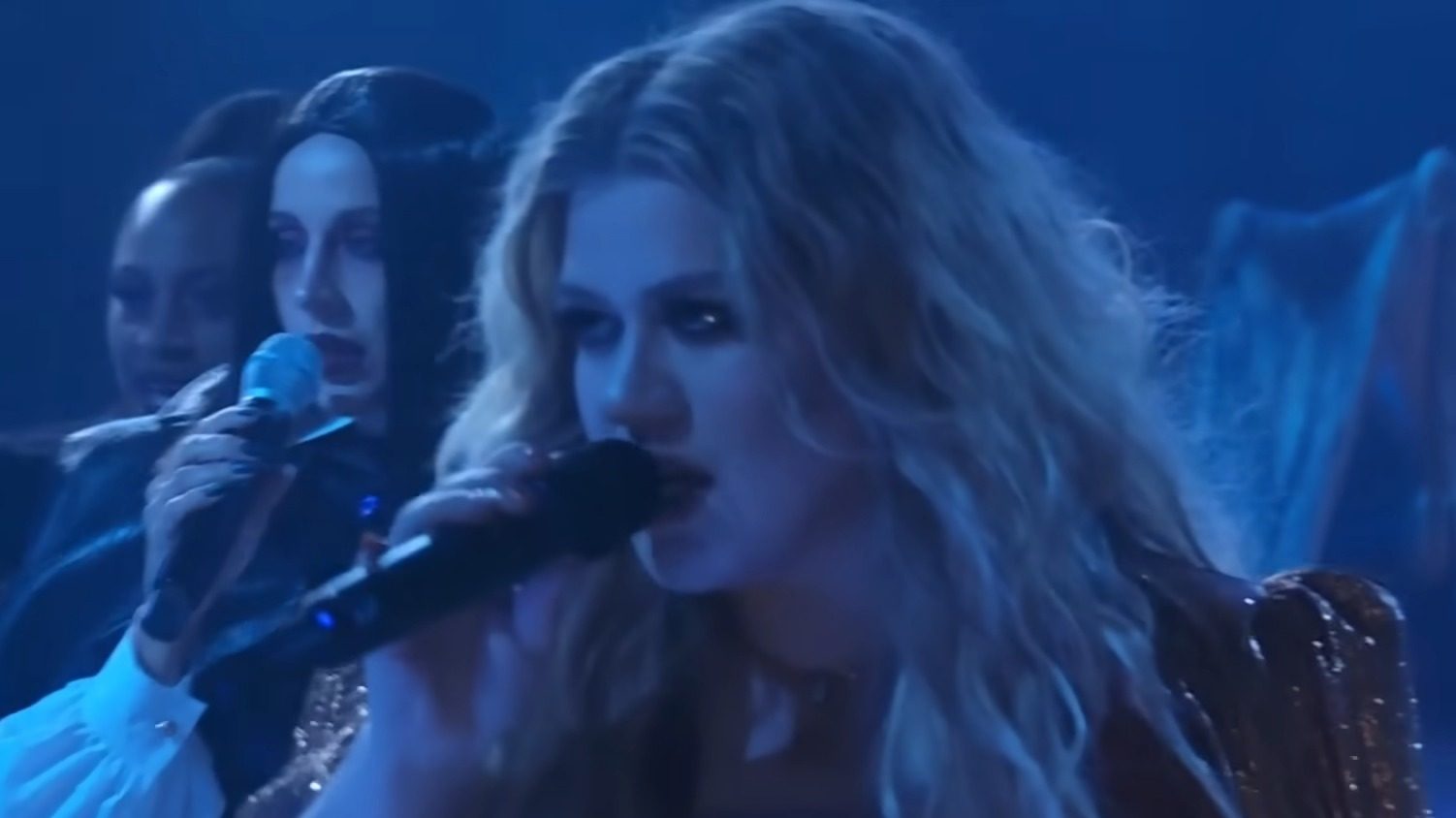 Kelly Clarkson singing 'Monster Mash'