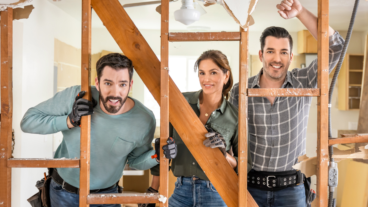 Cindy Crawford joins Drew and Jonathan Scott on Celebrity IOU