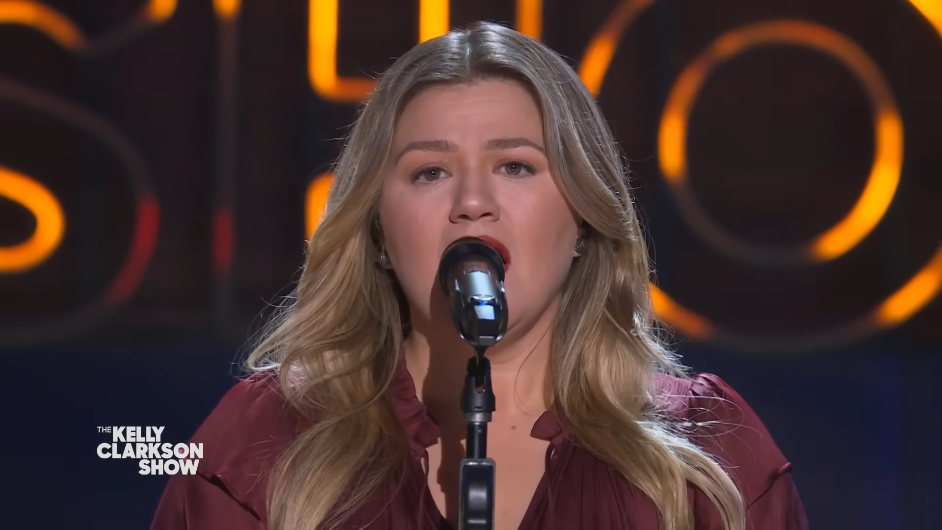 Kelly Clarkson covers Katy Perry