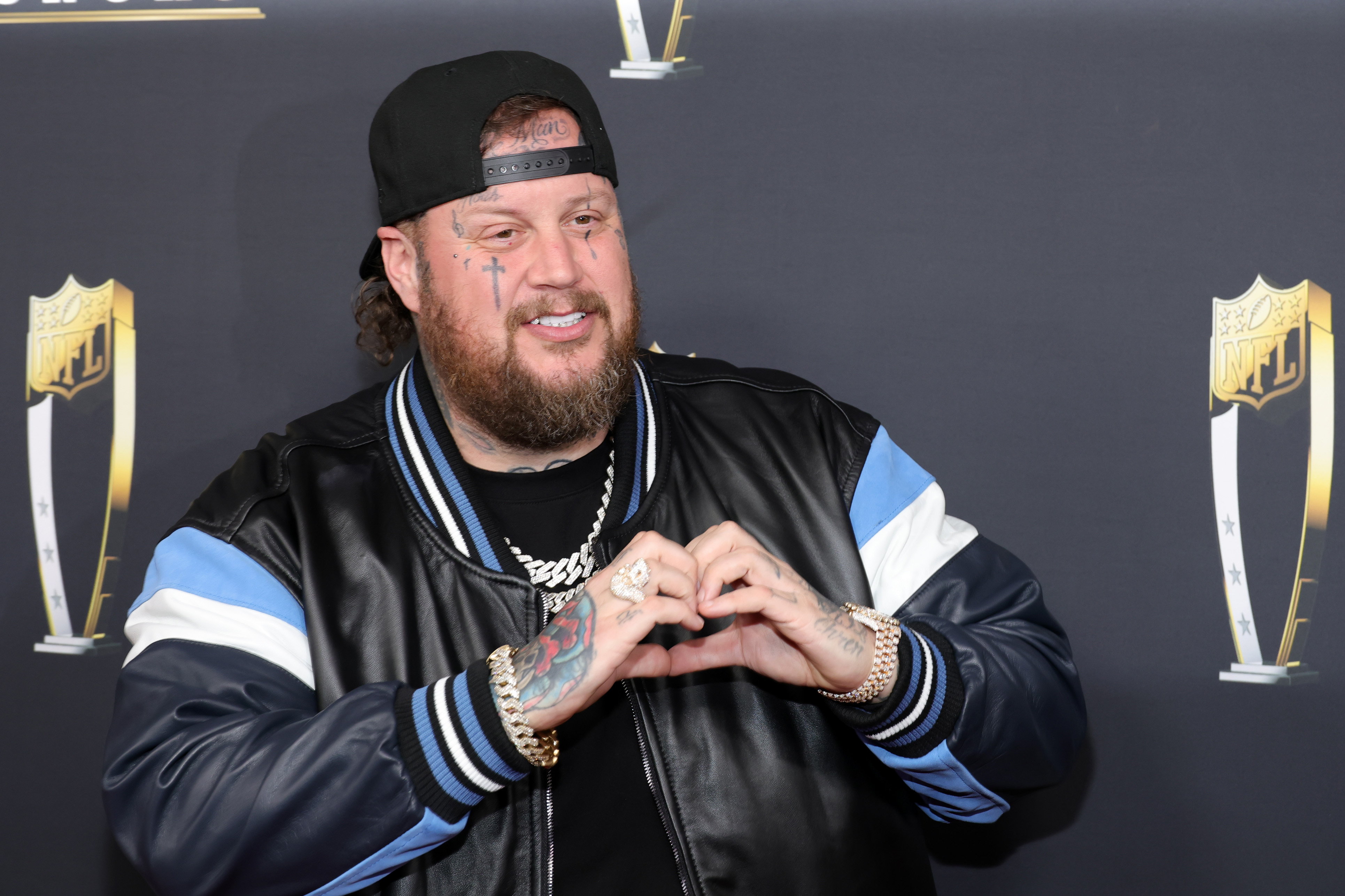 Jelly Roll making a heart sign with his hands