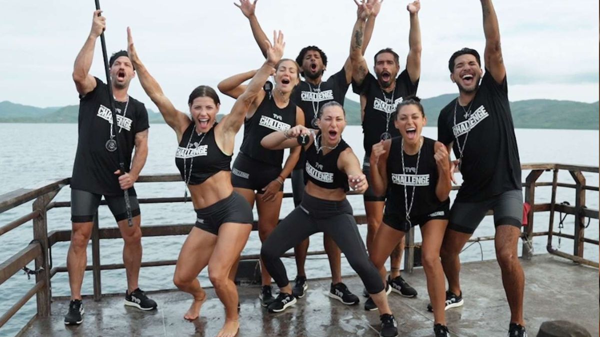 The Challenge season 40 finalists pose for a photo