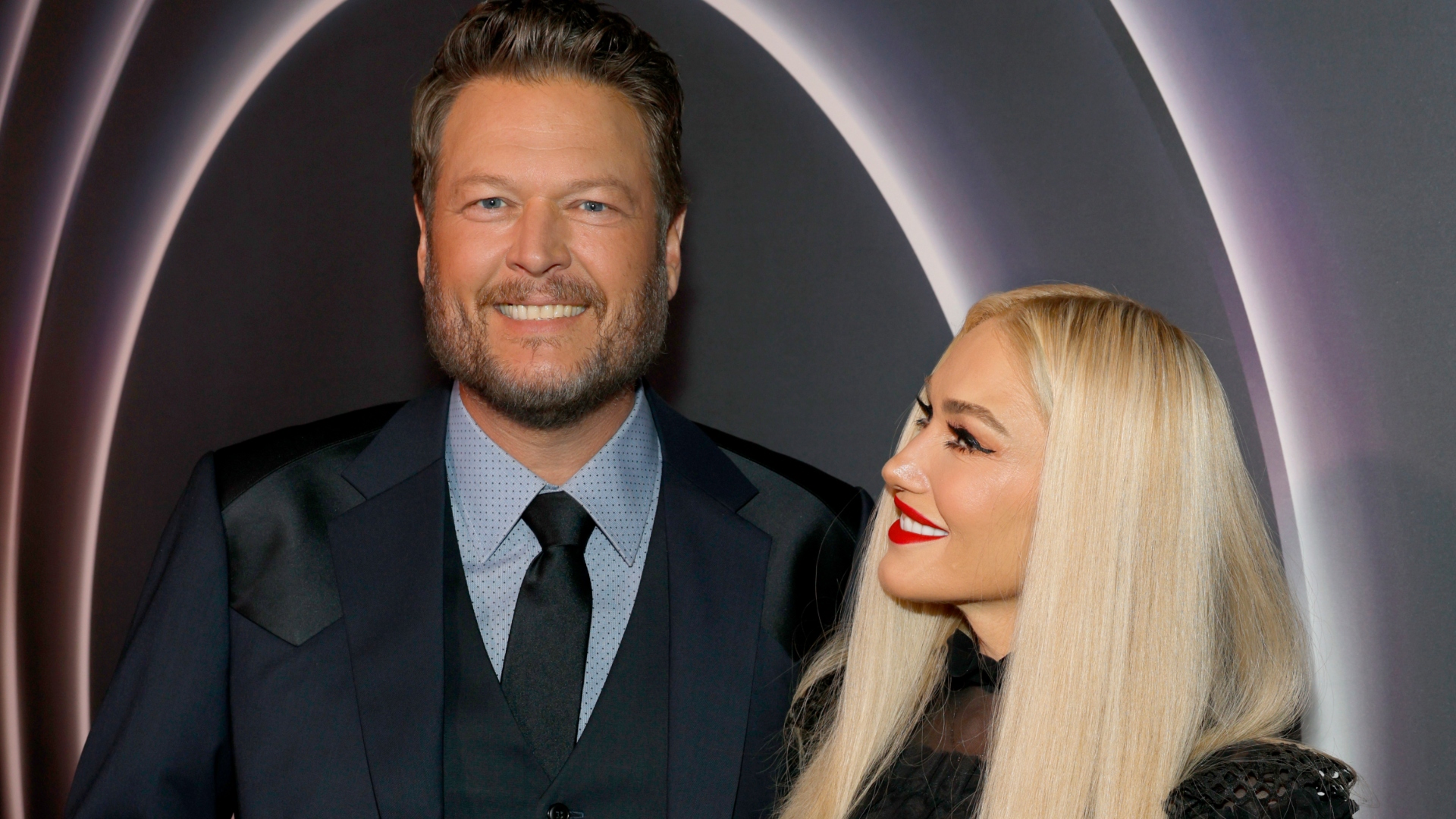 Blake Shelton and Gwen Stefani smiling