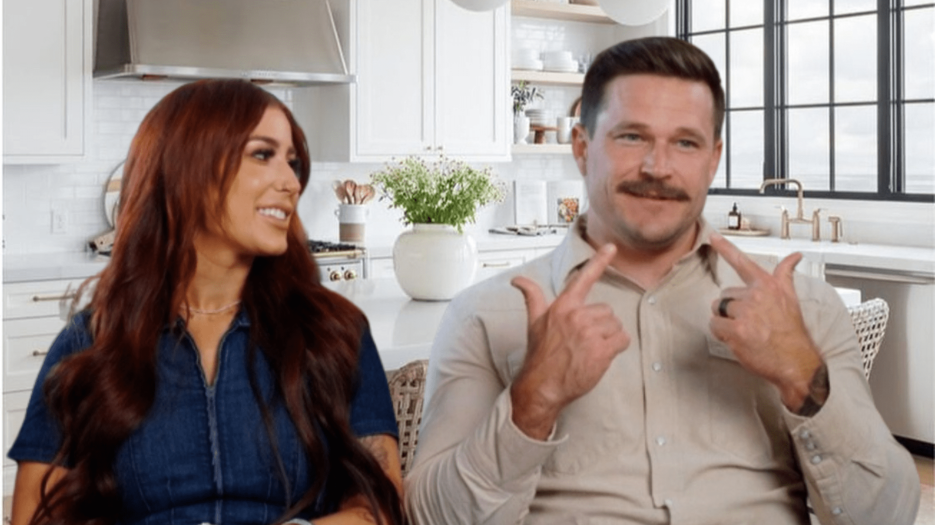 Chelsea & Cole DeBoer talking in a kitchen.