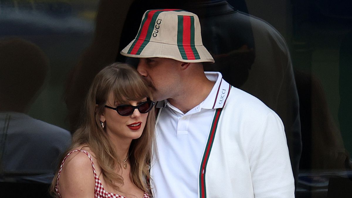 Taylor Swift and Travis Kelce of the Kansas City Chiefs