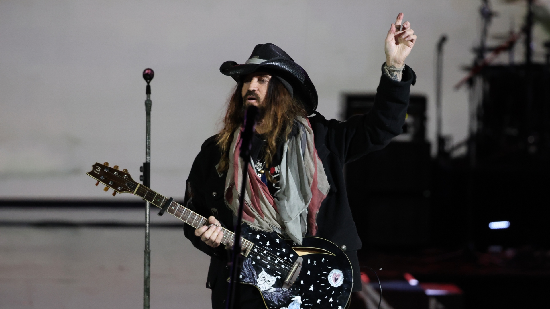 Billy Ray Cyrus performing