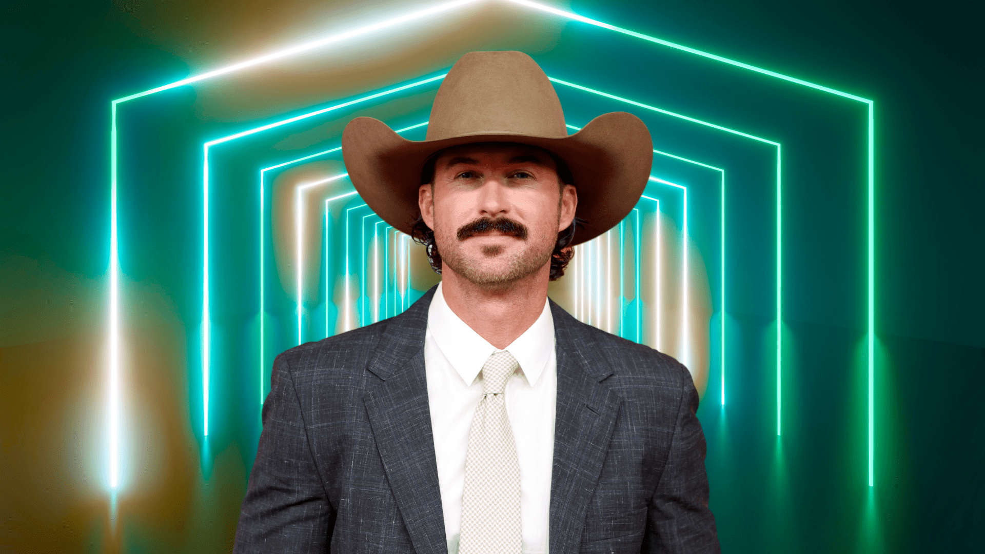 Riley Green posing in a hat