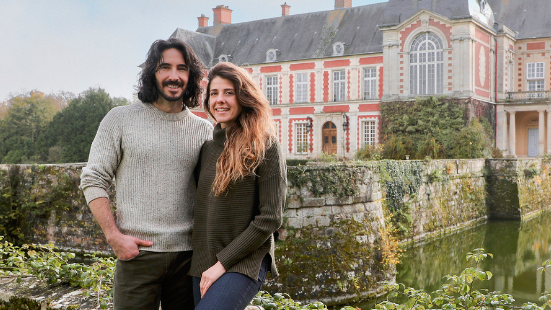 daphne reckert and ian figueira in front of their French chateau