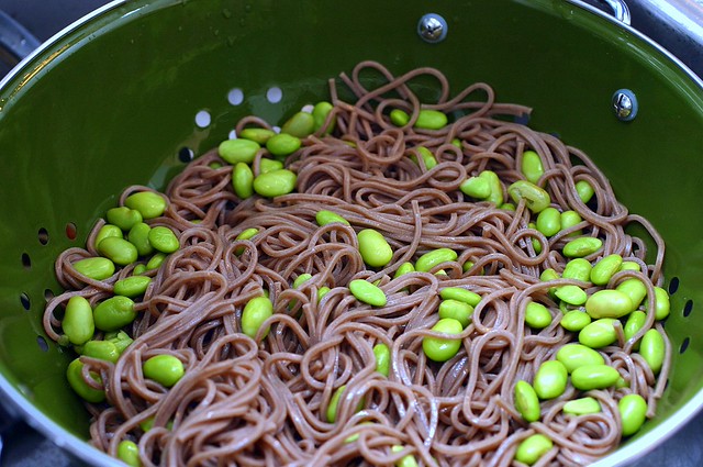 udon and edamame, draining