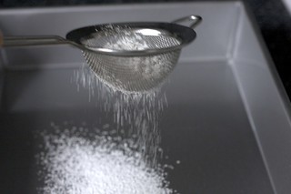 powdering the oiled pan