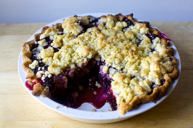 blackberry-blueberry crumb pie