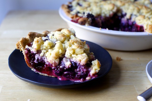 blackberry-blueberry crumb pie