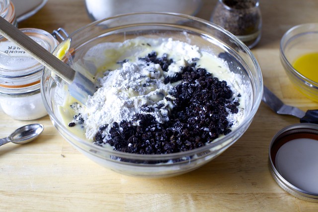 dry, currants, caraway