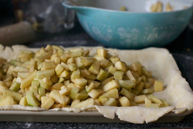 apples into pie crust