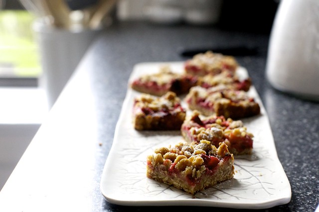 strawberry rhubarb crisp bars