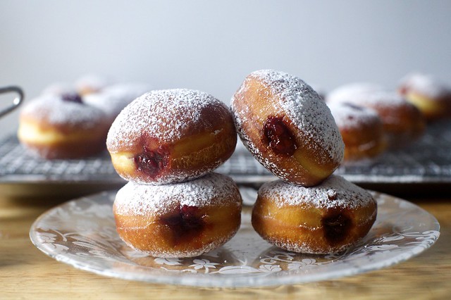 jelly doughnut doing a cheerleading tower
