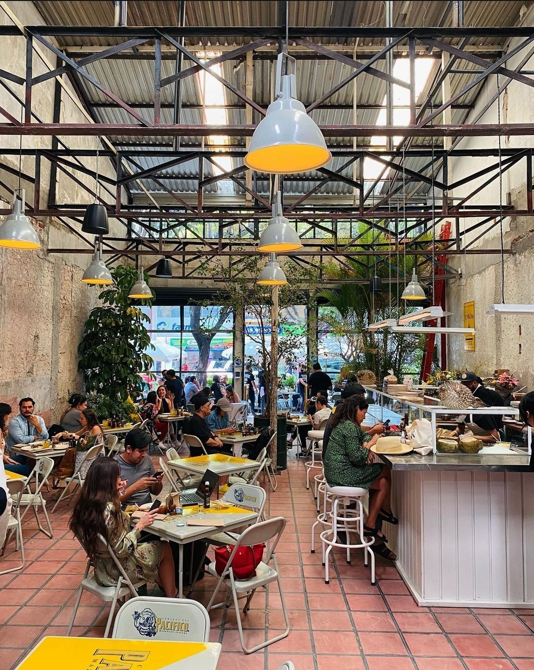 Este Restaurante De Mariscos Ubicado En Una Ex Fabrica De Puros En La Roma Esta En Boca De Todos