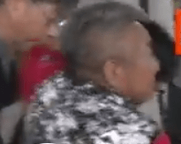 取り押さえた人物