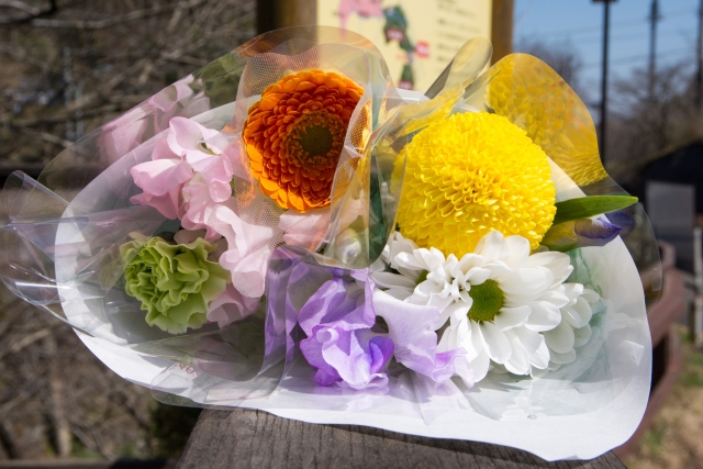 非常識って言われないか心配 お墓参りに行ったら花がいっぱい こんな時どうしたらいい