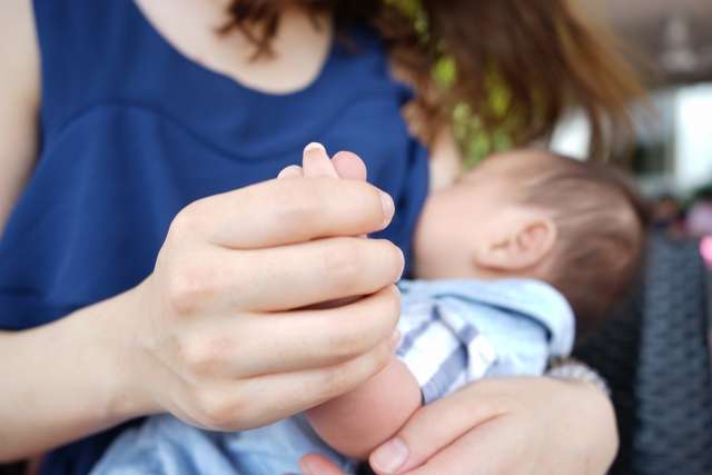 夜泣きの原因は添い乳かも 添い乳の上手なやめ方を知りたい 夜泣きの原因は添い乳かも 添い乳の上手なやめ方を知りたい