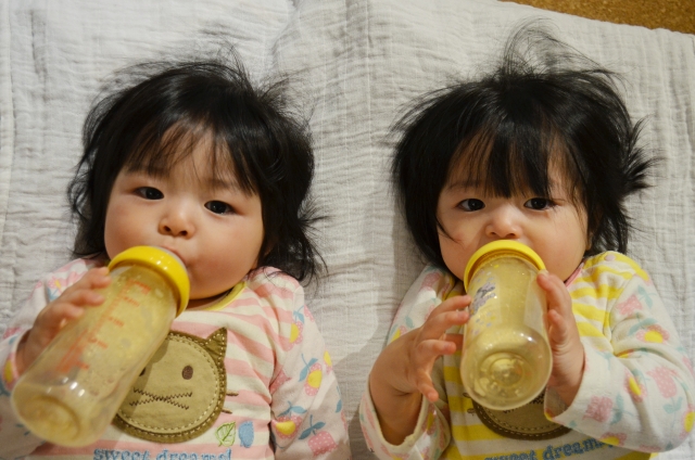 新生児の吐き戻し対策 いつまで続くの 鼻から出すのは異常 着替えはどうしてる 新生児の吐き戻し対策 いつまで続くの 鼻から出すのは異常 着替えはどうしてる