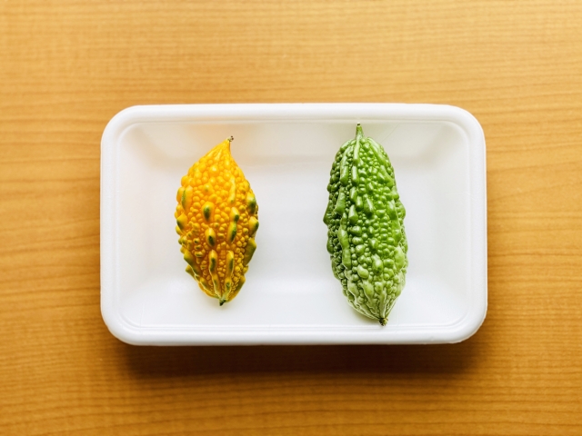 最初は濃い緑だったゴーヤの皮が、全体的に薄い黄緑色へと変化し、次第に黄色っぽくなっていく様子の画像