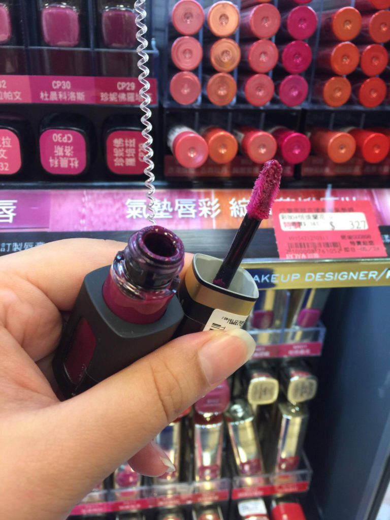 L’ORÉAL 巴黎萊雅 玫瑰珍藏版 奢華唇釉 巨星專屬粉紅試色分享~范冰冰、芭芭拉帕文、茱莉安摩爾專屬唇釉，這系列根本就是平價版YSL唇彩呀~茱莉安摩爾色看起來跟擦起來完全不同，真是超級美~ 彩妝品分享 民生資訊分享 
