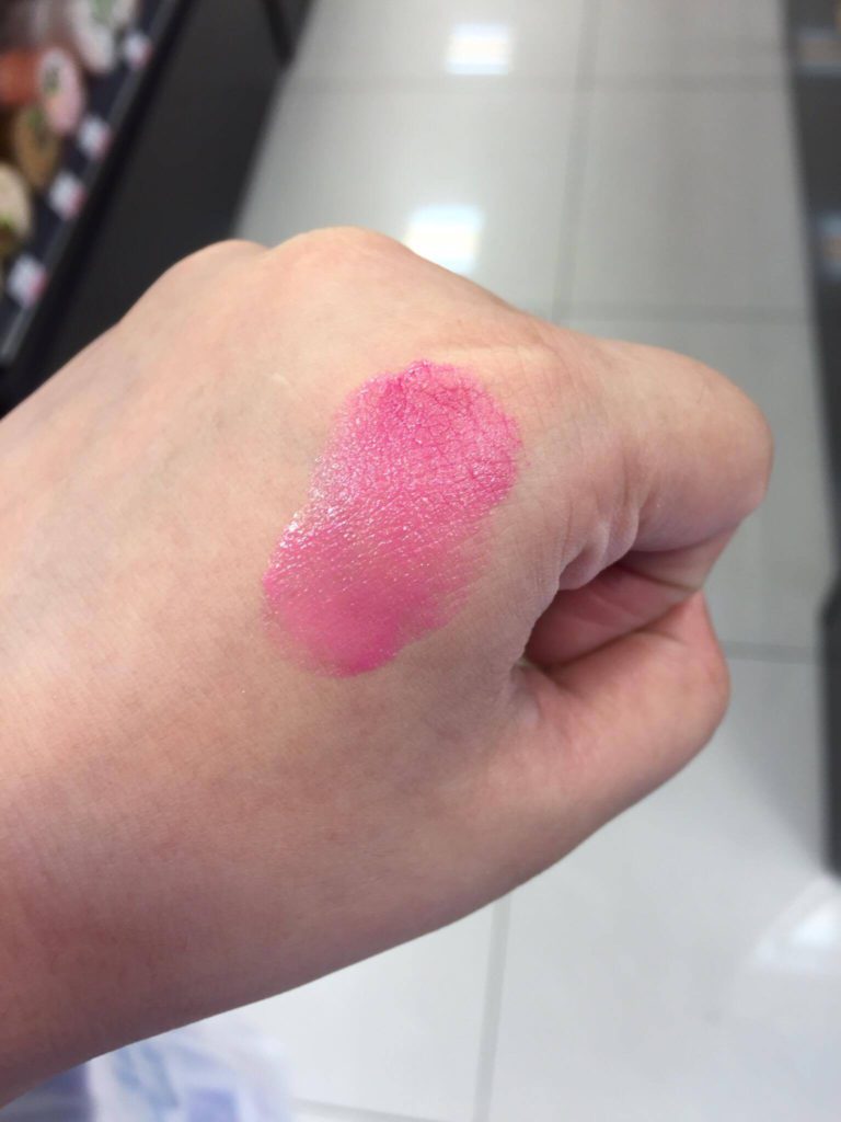 L’ORÉAL 巴黎萊雅 玫瑰珍藏版 奢華唇釉 巨星專屬粉紅試色分享~范冰冰、芭芭拉帕文、茱莉安摩爾專屬唇釉，這系列根本就是平價版YSL唇彩呀~茱莉安摩爾色看起來跟擦起來完全不同，真是超級美~ 彩妝品分享 民生資訊分享 