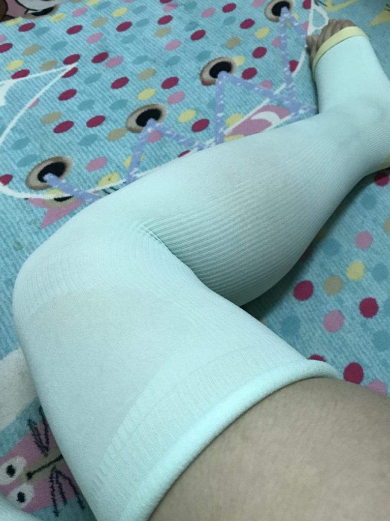Oyaslim晚安纖腿襪 日系保養 符合人體工學的三段特殊加壓襪 青蘋果綠超好看 攝影 民生資訊分享 穿搭分享 