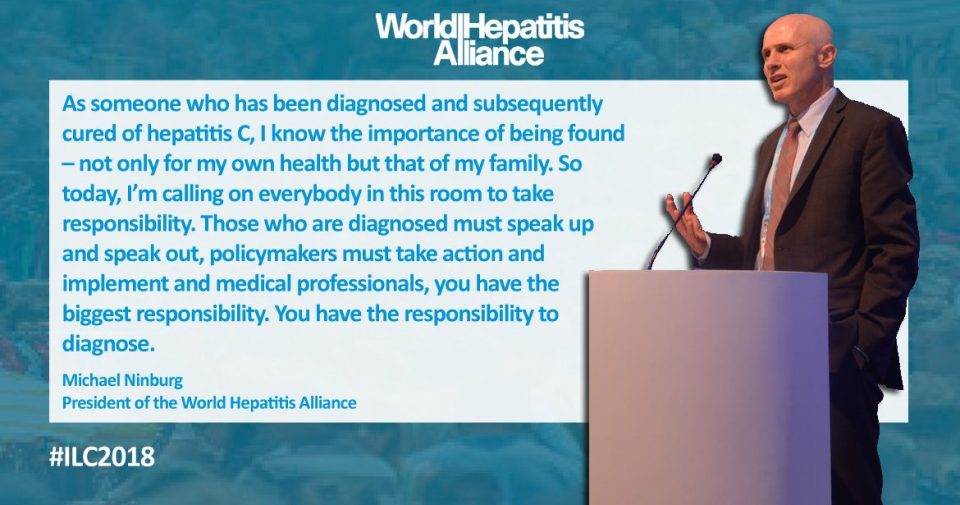 Michael Nimburg presidente de World Hepatitis Alliance hablando
