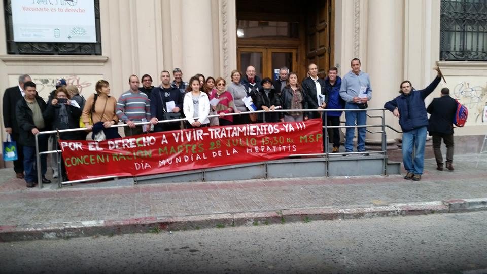 Comunidad Hepatitis Uruguay en manifestación por el acceso a tratamiento para hepatitis C