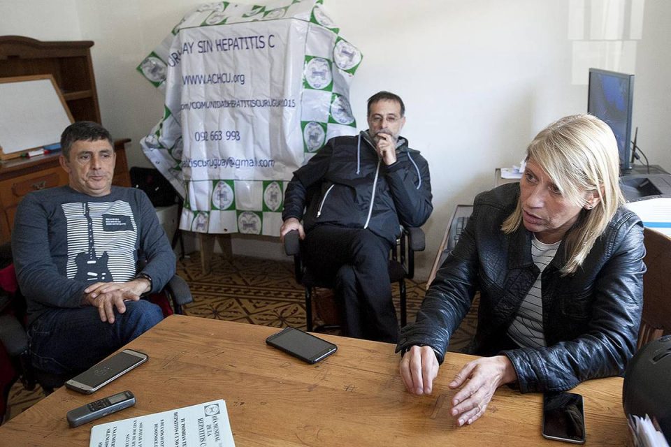 Carlos Falco, Jorge Adán y Victoria Izquierdo, de la Asociación Comunidad Hepatitis C del Uruguay (ACHCU). Carlos Falco, Jorge Adán y Victoria Izquierdo, de la Asociación Comunidad Hepatitis C del Uruguay (ACHCU).